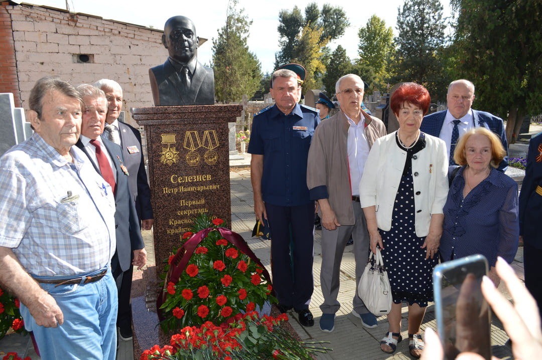 Открытие памятника Селезнёву